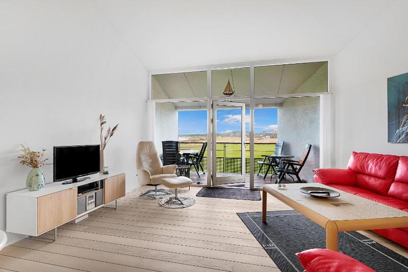 Beautiful First-Row Apartment With Stunning Panoramic Views Of Ebeltoft Cove - image 14