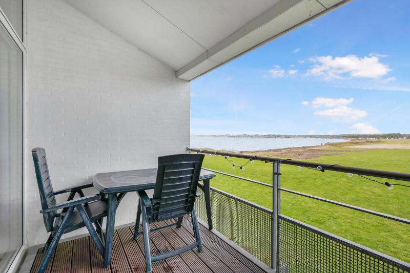Beautiful First-Row Apartment With Stunning Panoramic Views Of Ebeltoft Cove - image 11