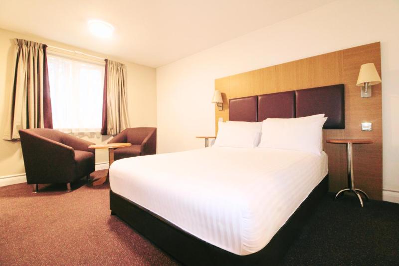 Double Room with Mobility Accessible Tub image 1