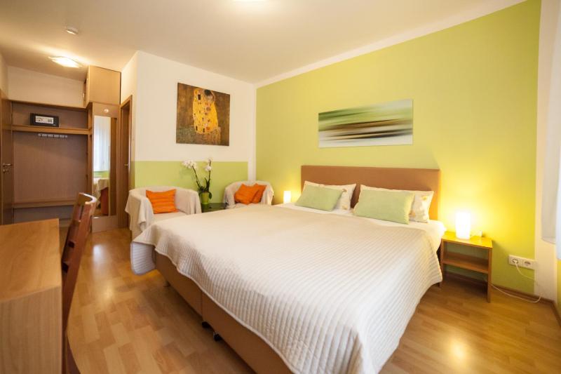 Classic Single Room image 2