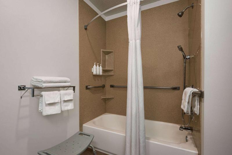 Queen Room, Disability Access, Non-Smoking image 1