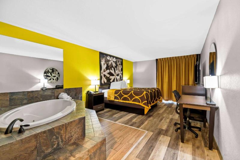 King Suite with Hot Tub - Non-Smoking image 1