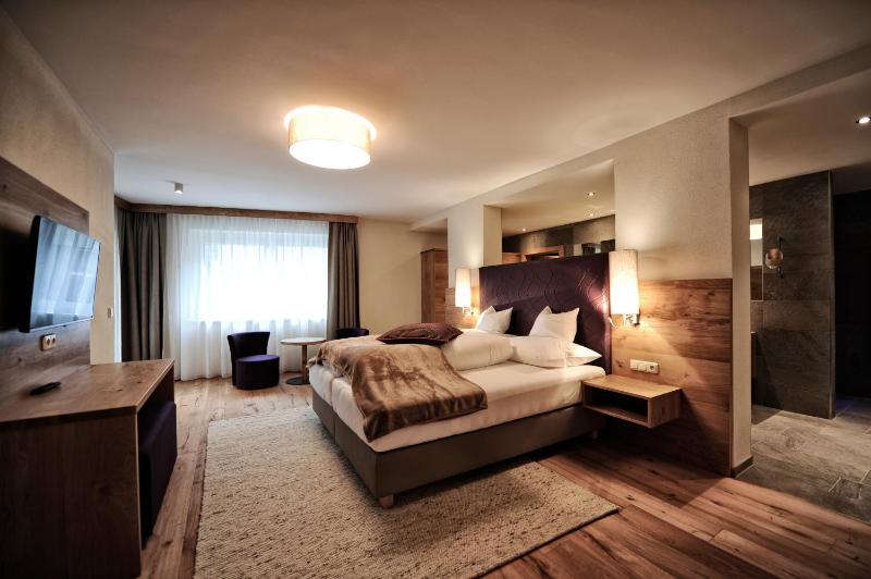 Deluxe Two-Bedroom Apartment image 3