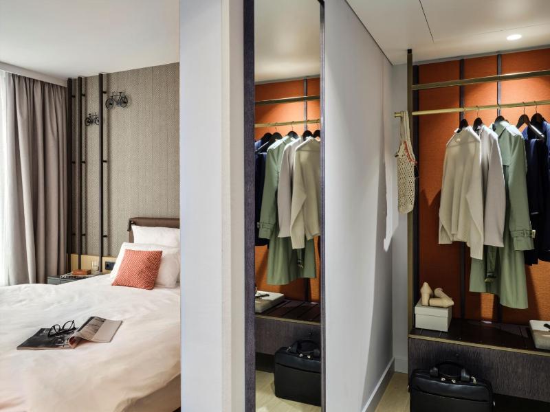 Deluxe Double Room with Balcony image 2