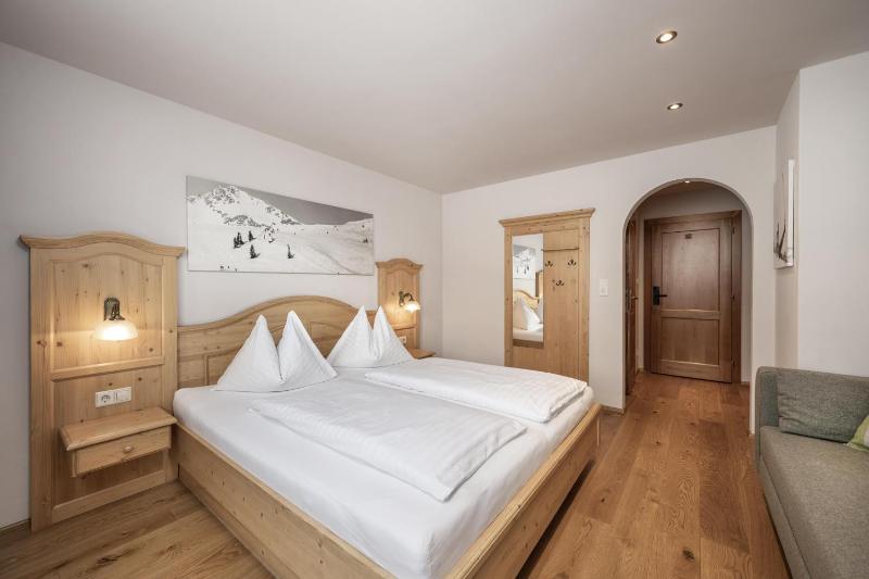 Deluxe Double Room (2 Adults + 1 Child) image 1