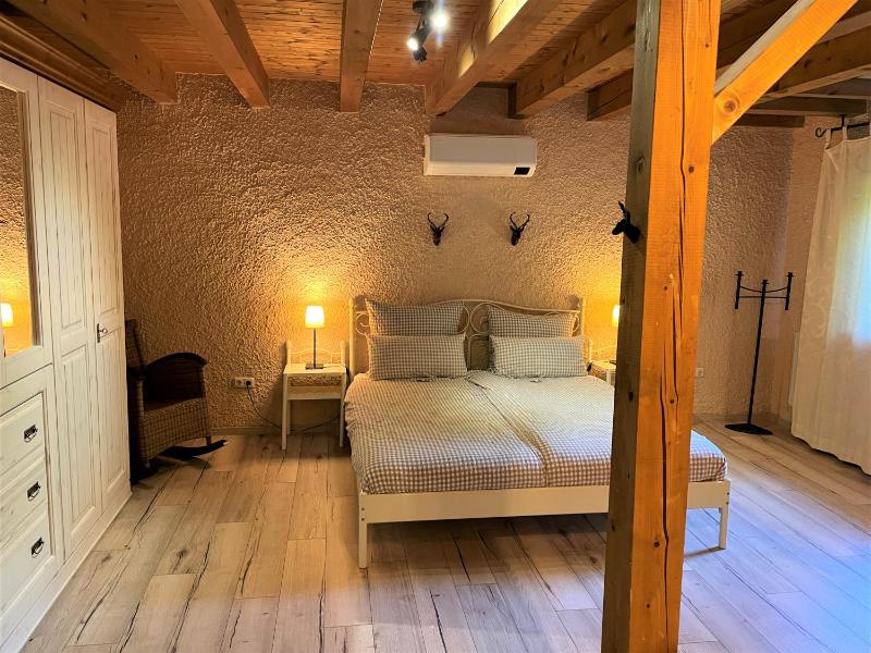 One-Bedroom Apartment with Balcony and Mountain View   image 1