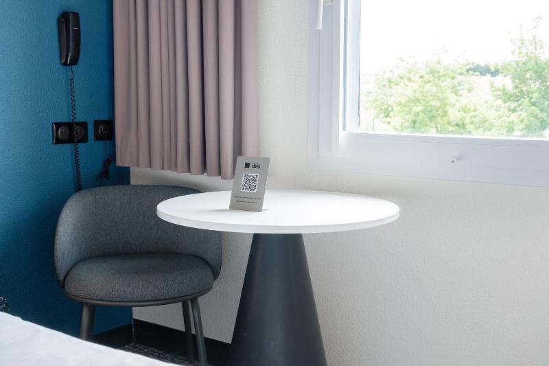 Standard Twin Room image 3