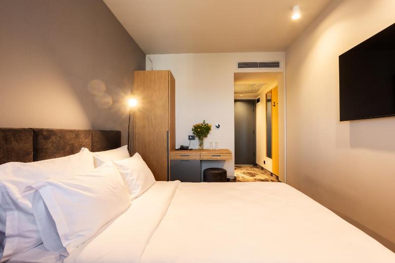 Economy Double Room image 4