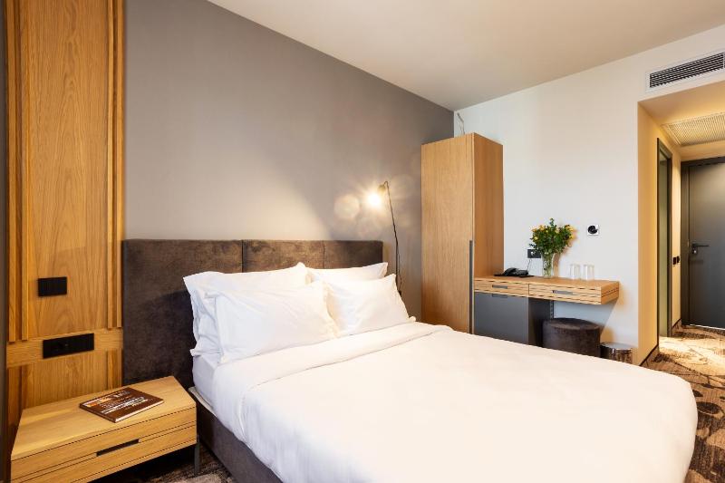Economy Double Room image 3