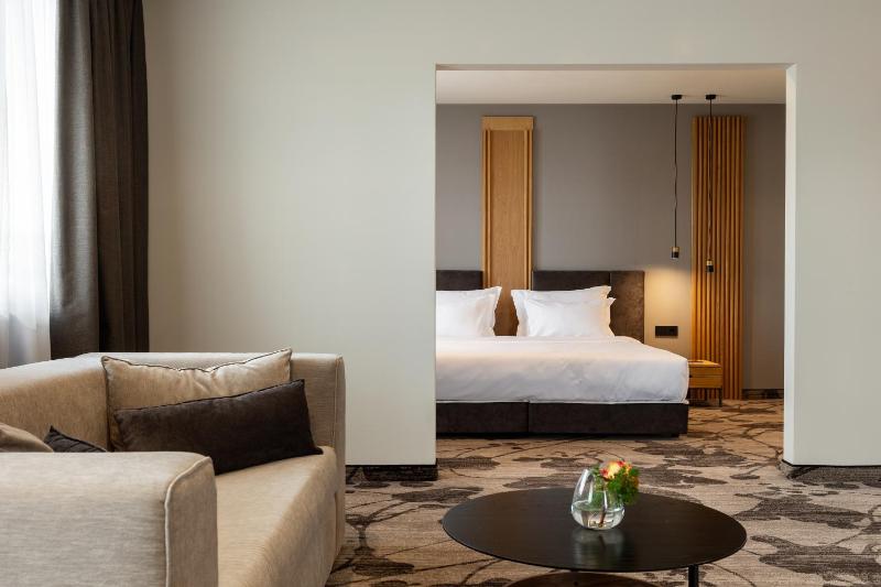 One-Bedroom Suite image 3
