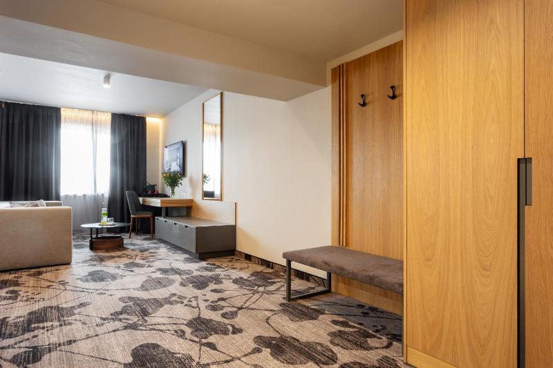 Deluxe Double Room image 4