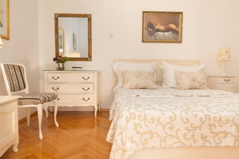 Classic One-Bedroom Apartment with Garden View image 1