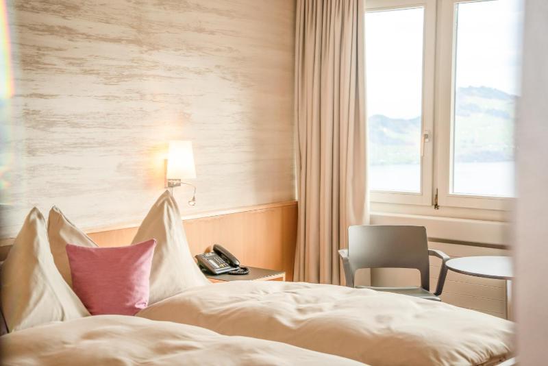 Double Room with Lake View image 1