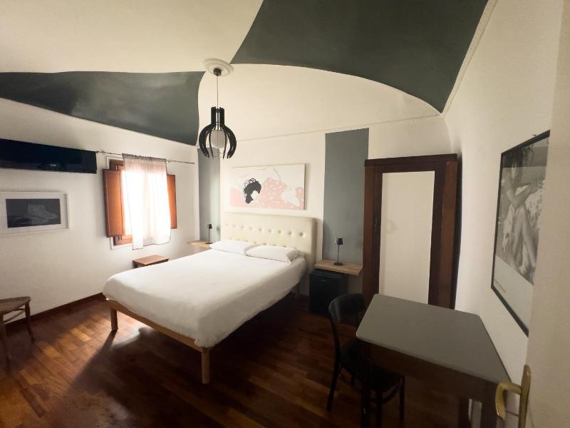 Classic Double Room image 4