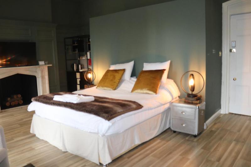 Deluxe Double Room with Balcony image 3