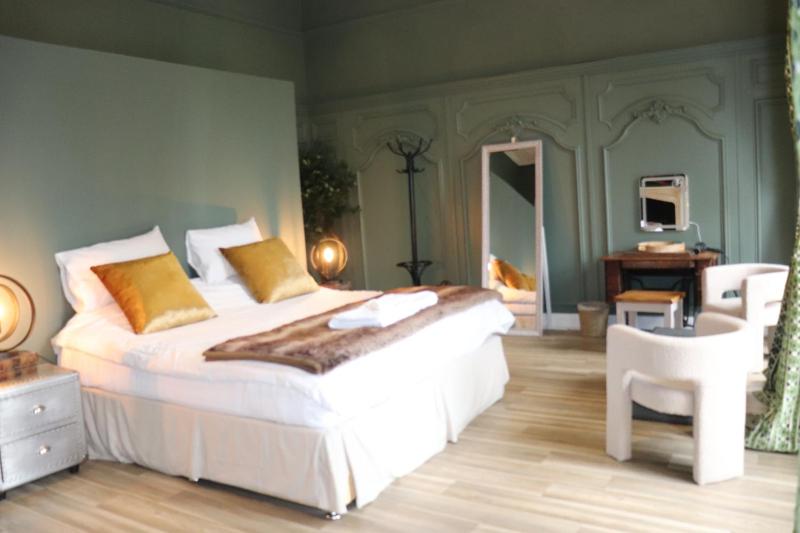 Deluxe Double Room with Balcony image 4