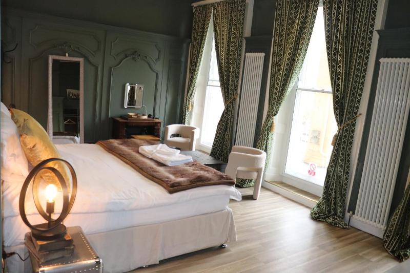 Deluxe Double Room with Balcony image 2