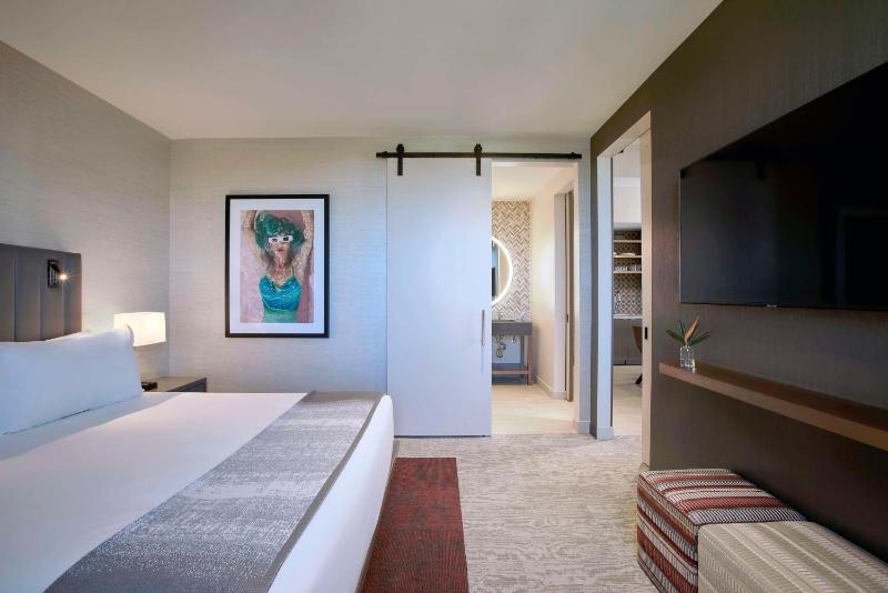 Two-Room Parlor Suite with One King Bed image 3