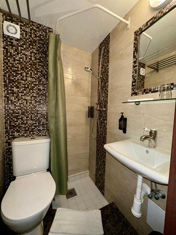 Standard Double Room image 3