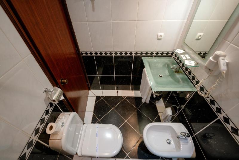Standard Twin Room image 1