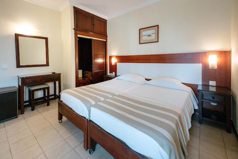 Superior Twin Room with Sea View image 3