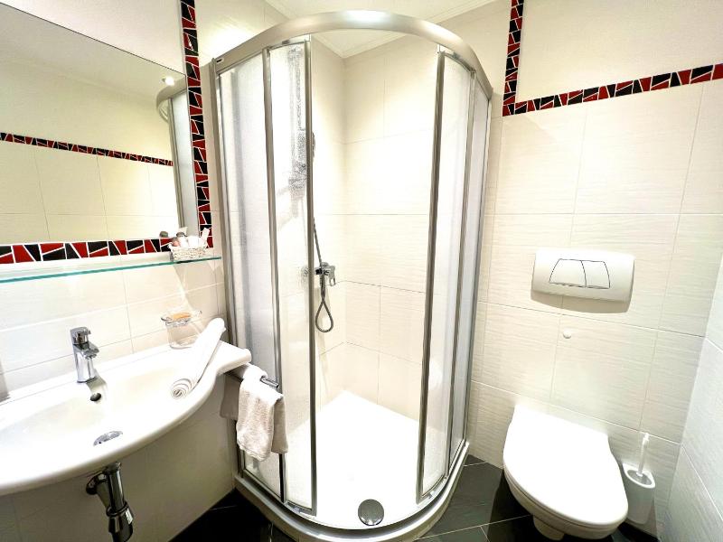 Standard Double Room image 4