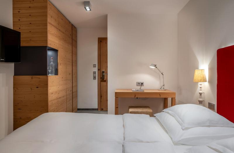 Standard Double Room image 3