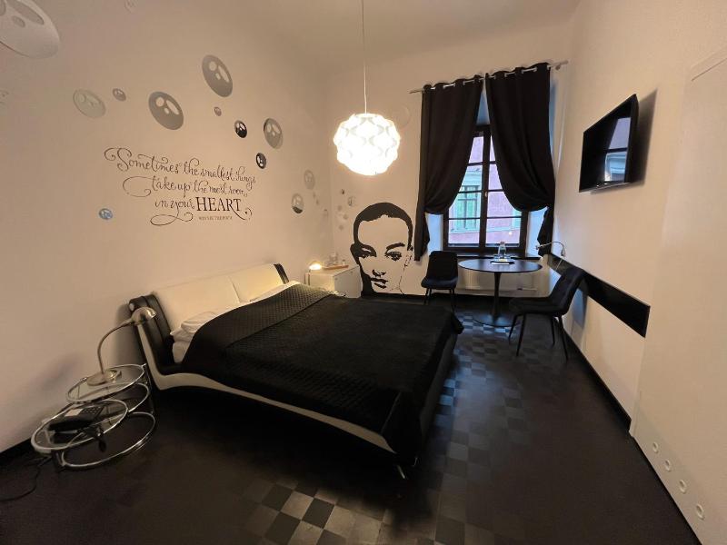 Deluxe Double Room image 3