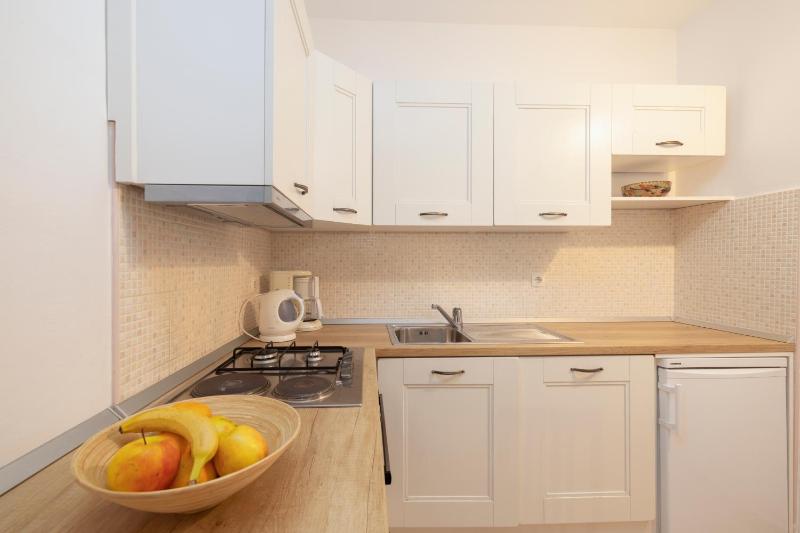 Classic Two-Bedroom Apartment with Balcony image 4