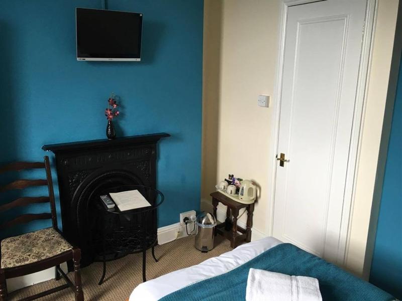 Twin Room with Shower image 3