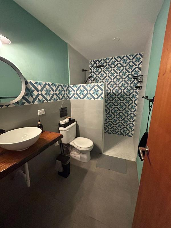 8-Bed Mixed Dormitory Room image 4