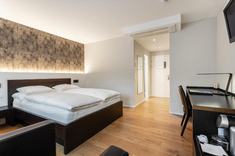 Superior Double Queen Size Room with Air Conditioning image 1