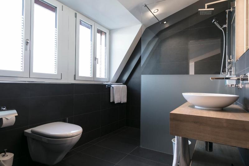 Deluxe Double Queen Size Room with Air Conditioning image 3