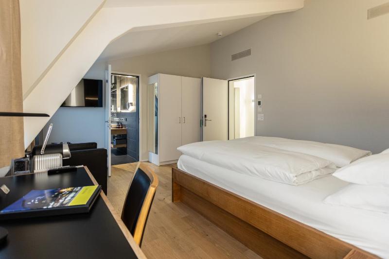 Deluxe Double Queen Size Room with Air Conditioning image 4