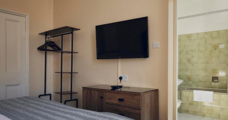Small Double Room image 4