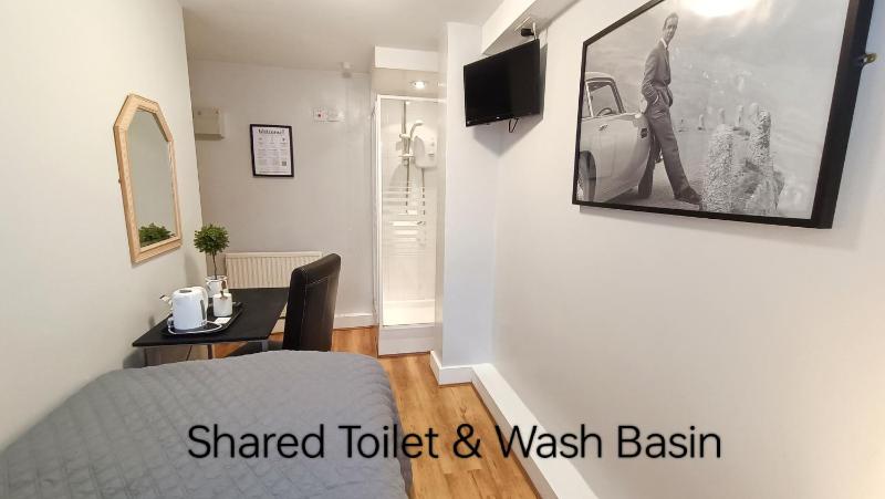 Single Room with Shared Bathroom image 3