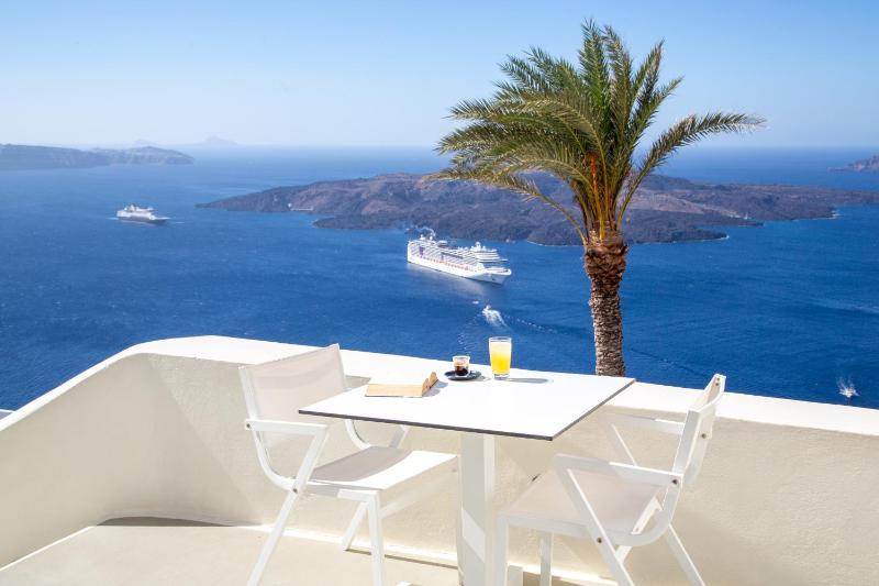 Pantelia Suite with Hot Tub and Caldera View image 4
