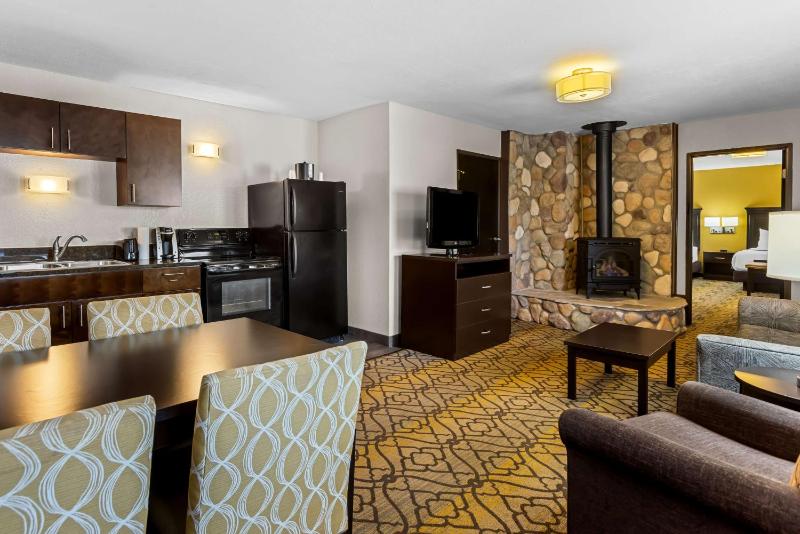 King Suite with Sofa Bed and Fireplace image 1