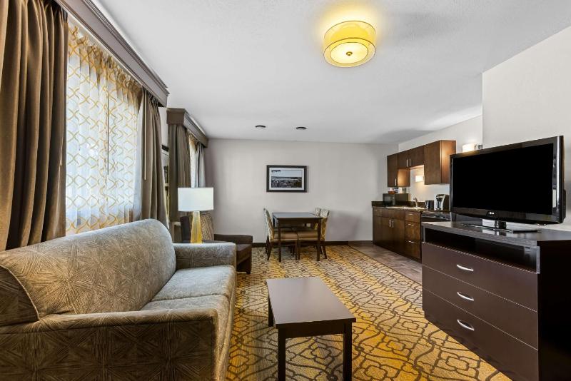 King Suite with Sofa Bed and Fireplace image 3