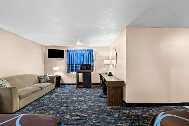  King Bed and 1 Double Bed, Studio Suite, Non-Smoking image 2