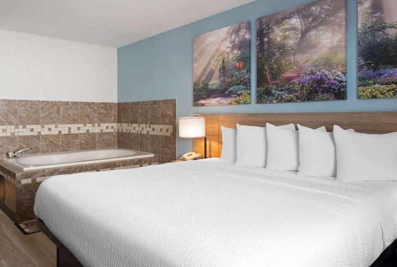 Deluxe Business King Room - Non-Smoking image 1