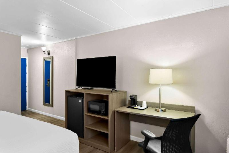 King Room - Non-Smoking image 3