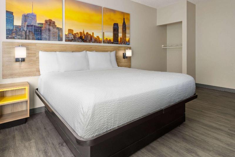 1 King Bed, Mobility Accessible Suite, Bathtub w/ Grab Bars, Non-Smoking image 2