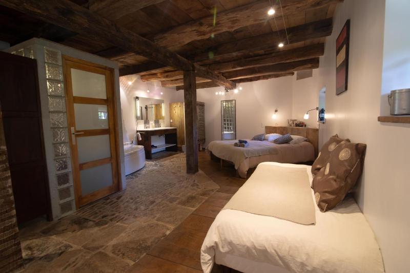 Deluxe Room (2 Adults + 1 Child) image 1