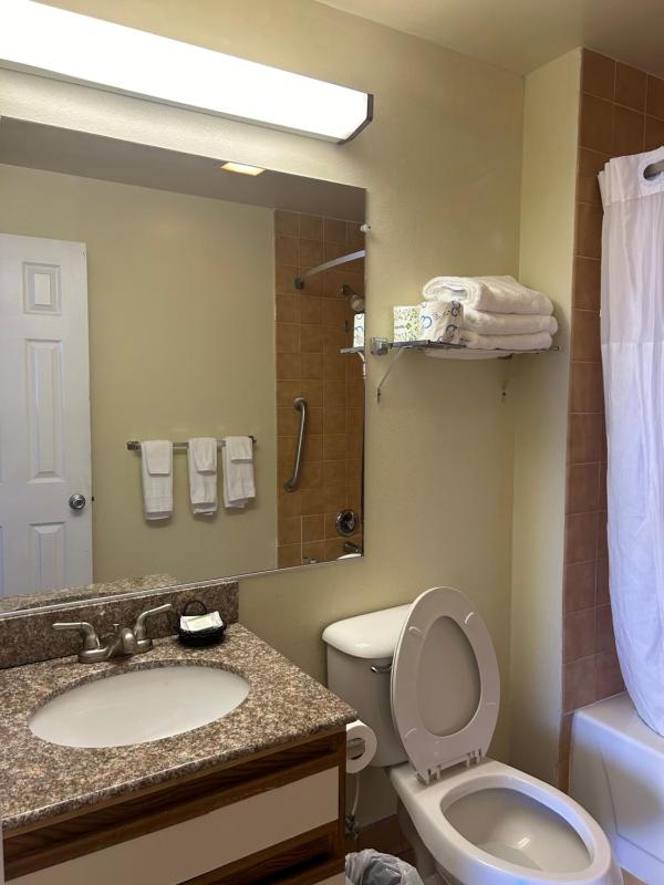 Queen Room - Non-Smoking image 3