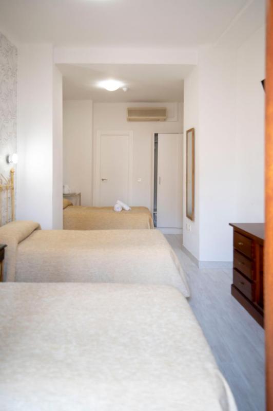 Standard Triple Room image 1