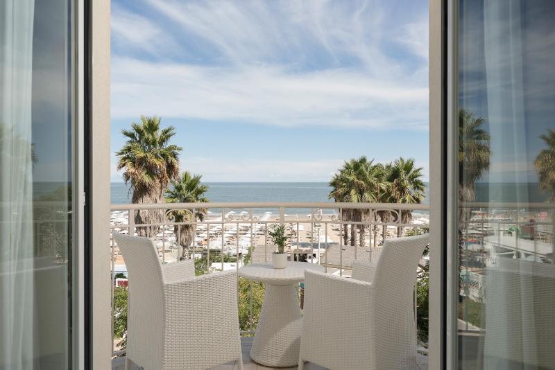 Triple Room with Sea View image 2