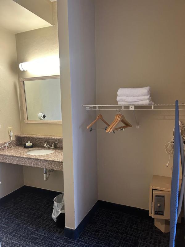 Queen Room with Two Queen Beds and Roll-in Shower - Mobility Accessible/Non-Smoking image 3