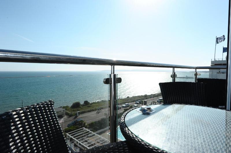 Superior Double Room with Ocean View & Balcony image 2