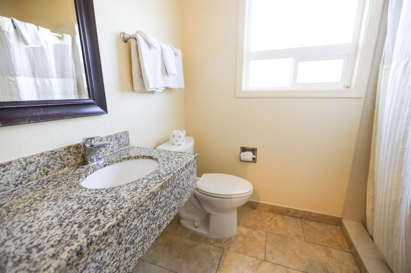 Standard Queen Room image 3